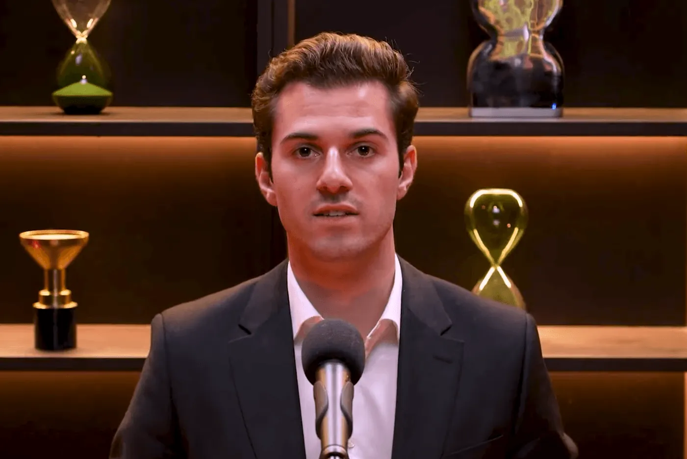 Extrait d'un autre épisode, un homme à son bureau