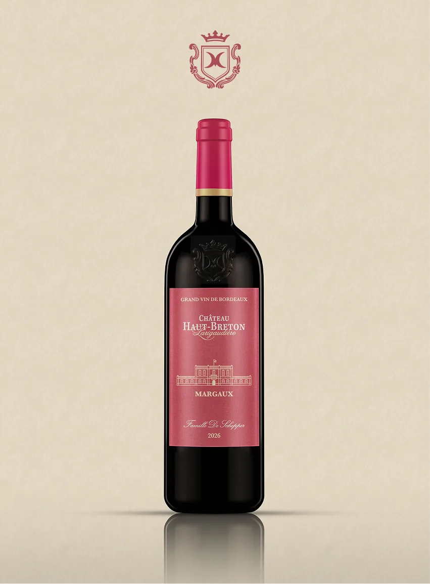 Bouteille de Château Haut-Breton Larigaudière, étiquette rouge sur fond crème
