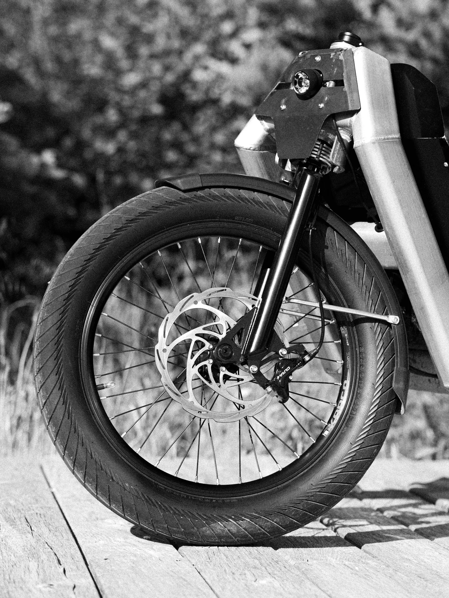 Roue d'un vélo cargo Galian en noir et blanc