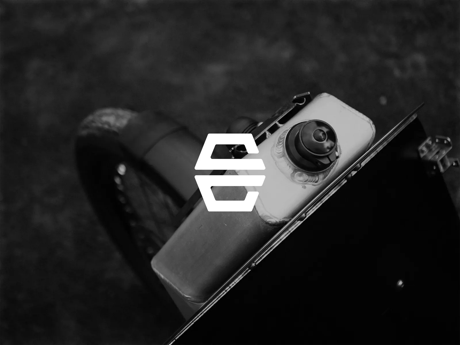 Photo noir et blanc d’un téléphone affichant le logo Galian